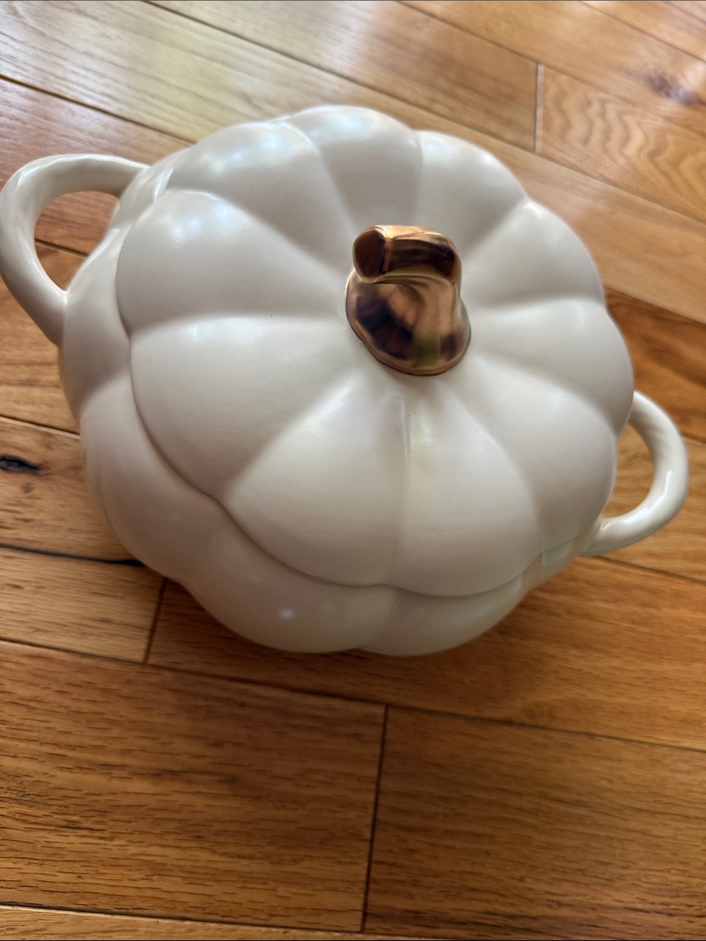 NEW in box Pfaltzgraff  Pumpkin Serving Dish with Gold Stem - White